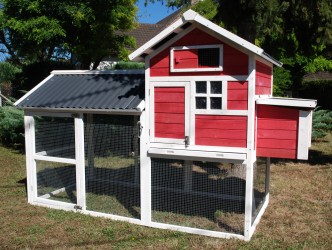 POULAILLER AVEC TOIT PVC HAUTE RESISTANCE ''HOUSE'' 5 à 6 POULES 100% SAPIN DE FINLANDE + mangeoire à grilles (AS4504) et abreuvoir 5 litres (AS4507) OFFERTS !